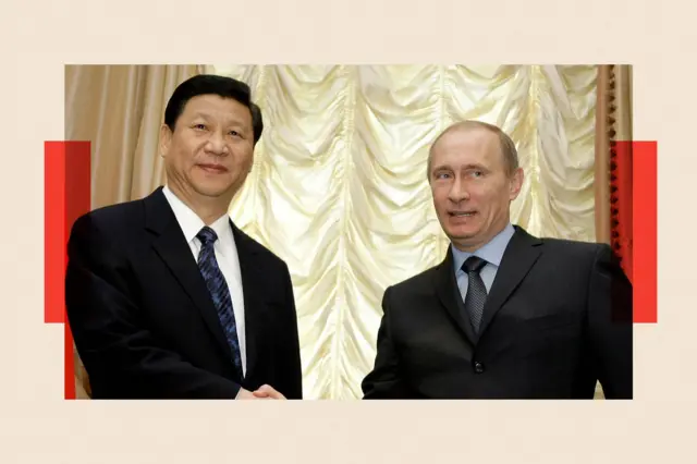 El primer ministro ruso Vladimir Putin (derecha) estrecha la mano de Xi Jinping en Moscú en 2010.
