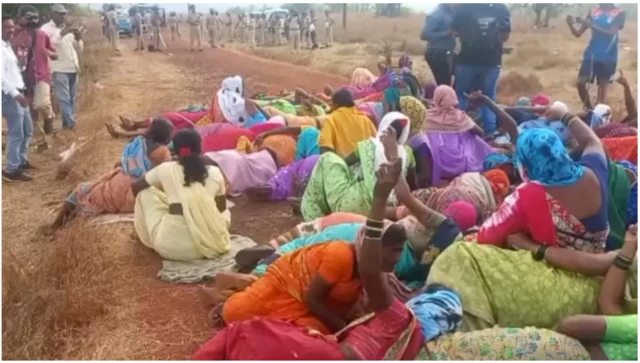 গত এপ্রিলে এভাবেই নারীরা রাস্তায় নেমে প্রতিবাদ করেন