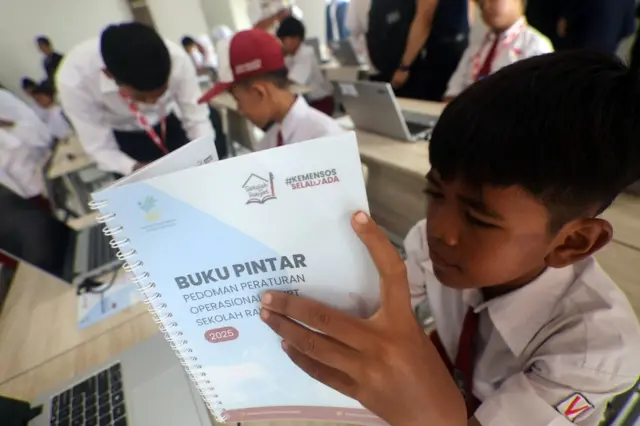 Siswa mengikuti Masa Pengenalan Lingkungan Sekolah (MPLS) di Sekolah Rakyat Menengah Pertama 10 Bogor, Sentra Terpadu Inten Soeweno (STIS), Cibinong, Kabupaten Bogor, Jawa Barat, Senin (14/07).