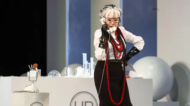 Алентова в спектакле «Мадам Рубинштейн», приуроченном к 80-летию актрисы (2022 год)