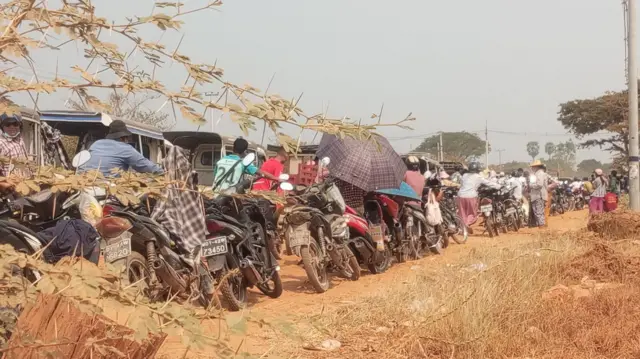 နေပူပူအောက်က တန်းစီနေကြသူတွေ