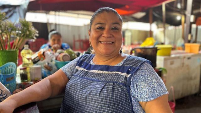 Griselda Martínez, en su fonda del mercado de Juchitán. 