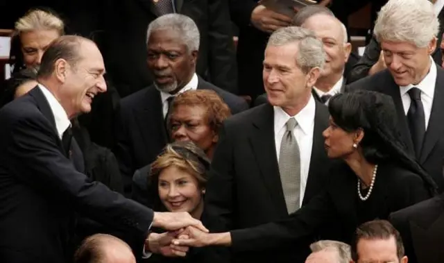 Bitandukanye no mu 2005 ubwo bashyinguraga Papa Yohani Pawulo II hari abategetsi bakomeye nka Jacques Chirac (ibumoso), Koffi Anan wa ONU, George Bush wa Amerika n'uwo yari yasimbuye Bill Clinton(iburyo)