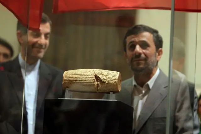 احمدی نژاد و مشایی در کنار فرمان کوروش