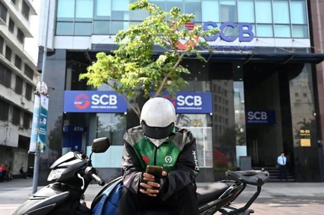Ngân hàng Nhà nước đang cố gắng cứu SCB để tránh một vụ sụp đổ tác động tới toàn hệ thống