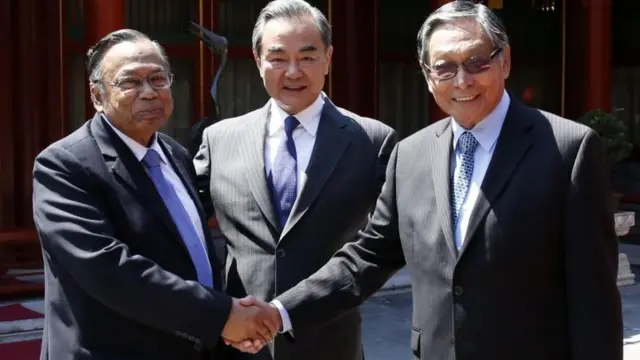 বাংলাদেশের সাবেক পররাষ্ট্রমন্ত্রী এ এইচ মাহমুদ আলি, চীনের পররাষ্ট্রমন্ত্রী ওয়াং ই, মিয়ানমারের মন্ত্রী কিয়াও তিন সোয়ে