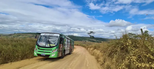 Ônibus castramóvel na estrada