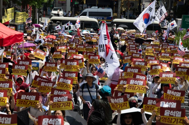 법원 앞에 모인 윤석열 지지자들이 윤 전 대통령에 대한 구속영장 기각을 촉구하고 있다