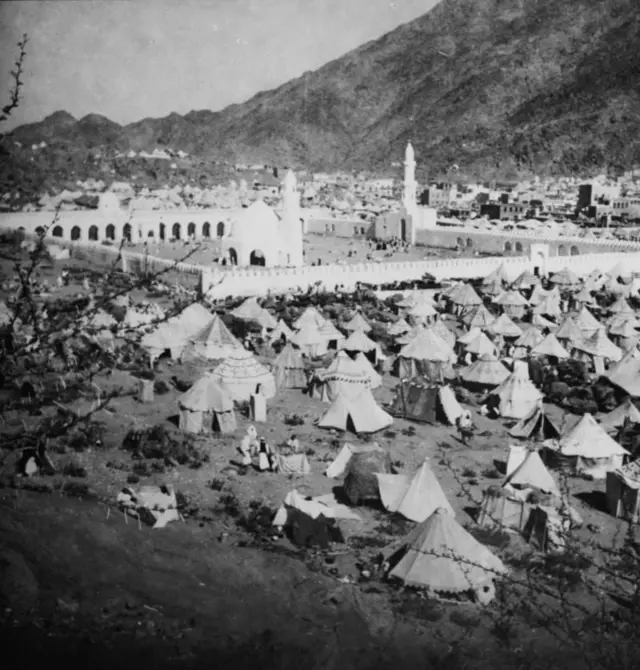 1910 Hac'ından bir kare. Hacıların çadırları gözüküyor.