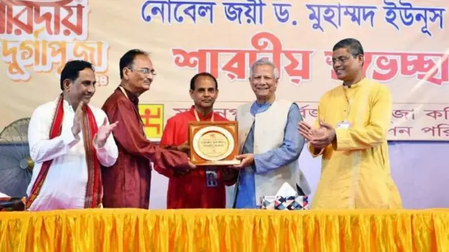 पूजा समिती सदस्यांनी युनूस यांचे स्वागत केले