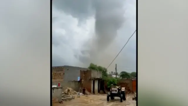 पंजाबमध्ये आलेलं टोरनॅडो