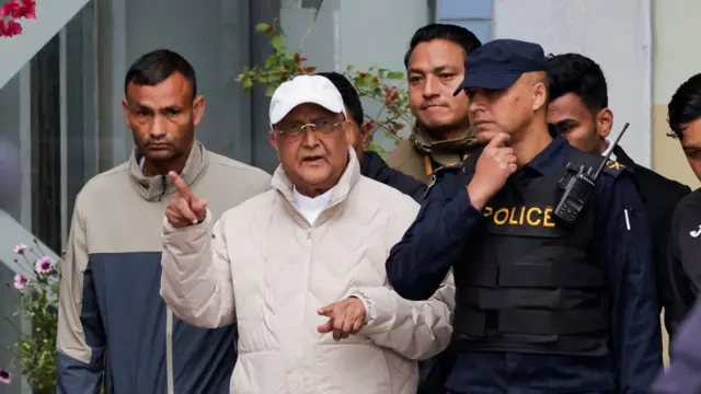 पक्राउ परेका पूर्वप्रधानमन्त्री केपी शर्मा ओली त्रिवि शिक्षण अस्पतालमा