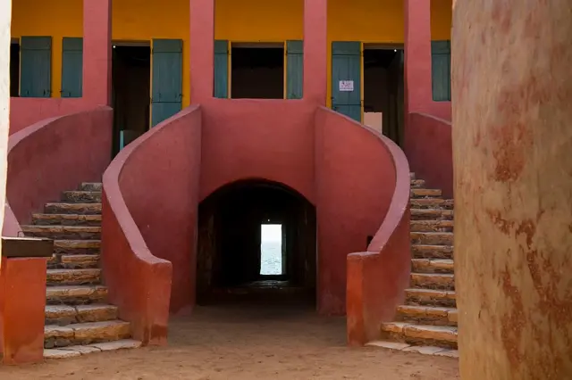 Vue de la porte du non-retour dans la maison des esclaves de l'île de Gorée, dans l'océan Atlantique, au large de Dakar, au Sénégal, en Afrique de l'Ouest.