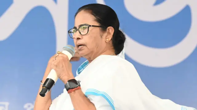 পঞ্চমদফা ভোটের আগে মমতা ব্যানার্জীর গলায় এই ‘সুর পরিবর্তন’ নিয়ে প্রশ্ন উঠেছে। 