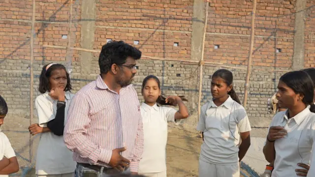 खुशाल ढाक हे नागपुरातल्या झोपडपट्ट्यांमधल्या मुलांना शिक्षण देतात. 