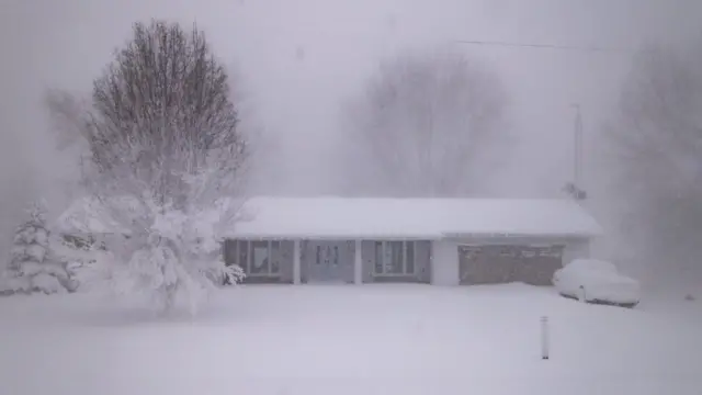 House and car wey snow cover for Wainfleet, Ontario, Canada. Foto: 24 December 2022