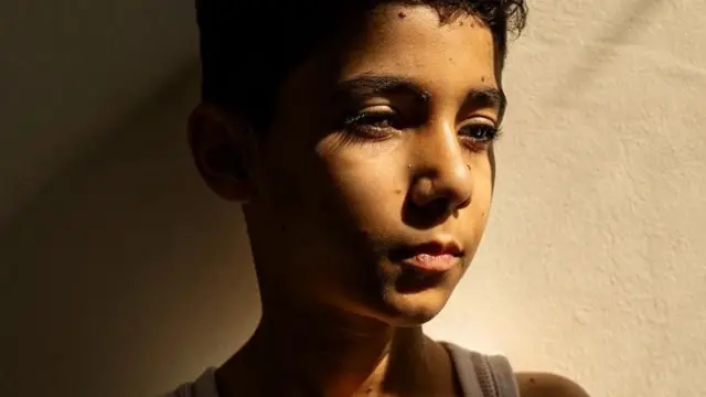 Портрет мальчика по плечи