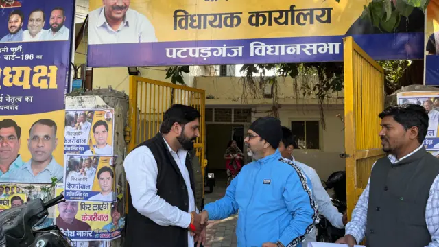 अवध ओझा पार्टी कार्यकर्ताओं से मिलते हुए