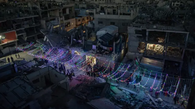 ساکنان خان‌یونس در جنوب نوار غزه با چراغانی خیابانی در میان آوارهای جنگ، شروع ماه رمضان را جشن می‌گیرند