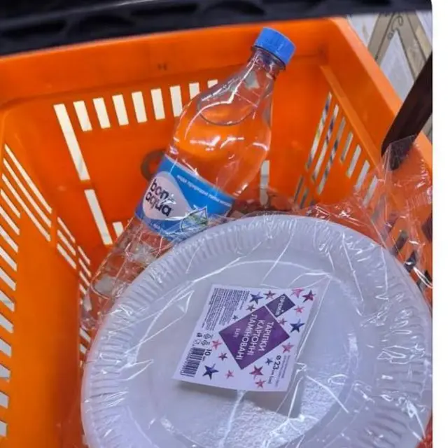 Кошик з водою і тарілками