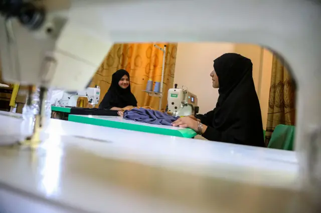 زنان افغان در حال خیاطی در یک مرکزی اقتصادی زنان در کابل