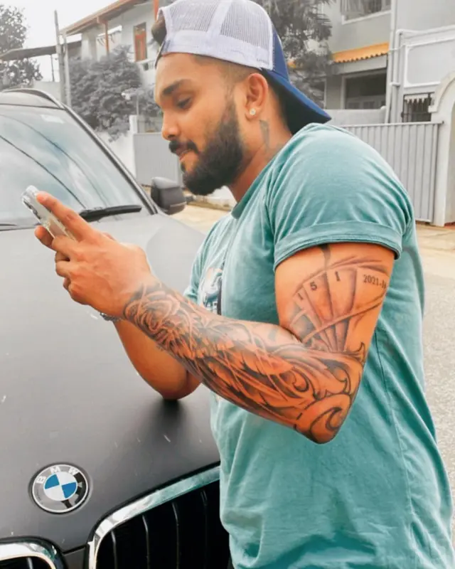 ශ්රී ලංකා ක්රිකට් කණ්ඩායමේ නායක වනිඳු හසරංග සම්බන්ධයෙන් ද සමාජ මාධ්ය ඔස්සේ විවිධ අදහස් පළ වී ඇත.