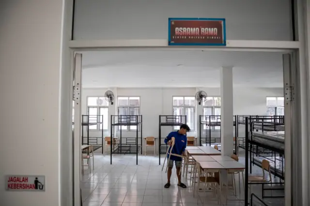 Pekerja berjalan di depan ruang kelas Sekolah Rakyat di kompleks Sentra Abiyoso Cimahi, Jawa Barat, Kamis (3/7/2025).