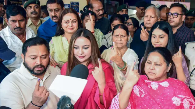 लालू प्रसाद यादव, तेजस्वी यादव और उनके परिवार ने बिहार विधानसभा चुनाव में वोट डाला