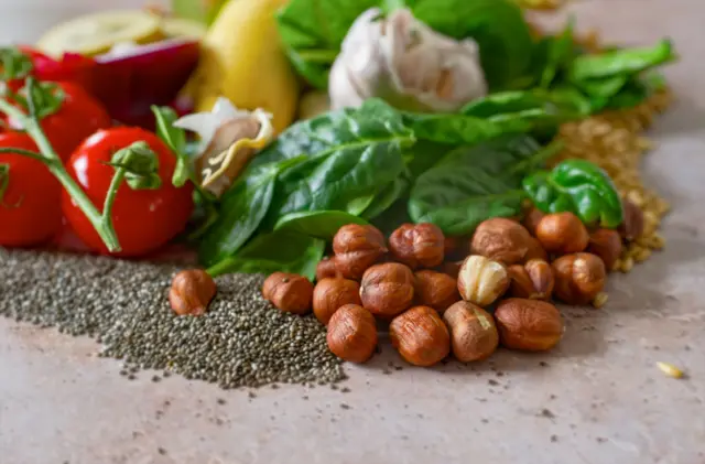 Bir masada görülen magnezyum açısından zengin gıda maddeleri. 