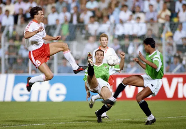 اللاعب المصري حسام حسن خلال محاولته الاستحواذ على الكرة أمام الهولندي ماركو فان باستن خلال مباراة في المجموعة السادسة في كأس العالم عام 1990 على ملعب جوزيبي مياتزا في إيطاليا. انتهت المباراة بالتعادل 1-1.