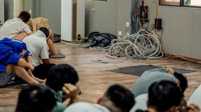 ၂၀၂၅ ဖေဖော်ဝါရီလတုန်းက BGF စီးနင်းခဲ့တဲ့ ရွှေကုက္ကိုမြို့သစ်ထဲက ကျားဖြန့်လုပ်ငန်းတစ်ခုမှာတွေ့ရတဲ့ နိုင်ငံခြားသားတချို့