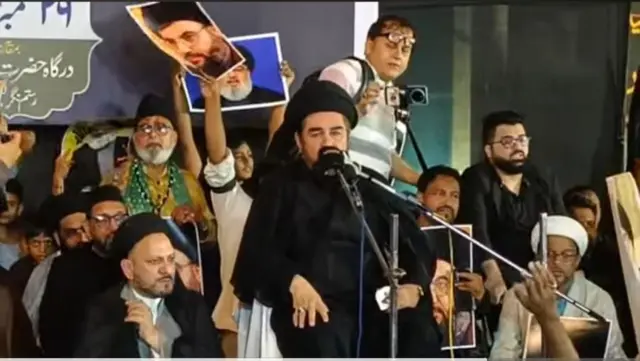 शिया समुदाय के नेता कल्बे जव्वाद ने पुराने लखनऊ में रुस्तम नगर में शोक सभा को संबोधित