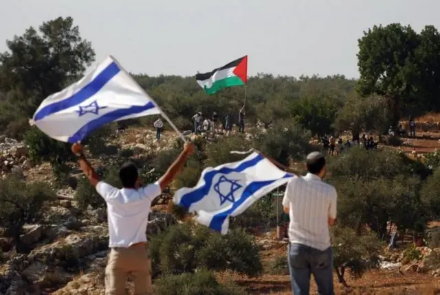 ইসরায়েল এবং ফিলিস্তিনের মধ্যে দীর্ঘ সময় ধরে দ্বন্দ্ব চলে আসছে।