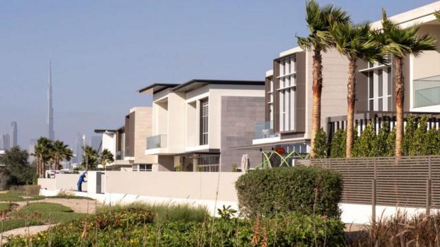  দুবাইয়ের একটি আবাসিক ভিলা এলাকা। এ ধরণের আবাসনে বাংলাদেশিদের বিনিয়োগ বাড়ছে। 