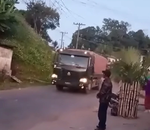 နိုဝင်ဘာ ၂၉ ရက် ညနေပိုင်းတုန်းက မိုးကုတ်မြို့ထဲ ဝင်လာတဲ့ စစ်တပ်ယာဉ်တန်းတွေ