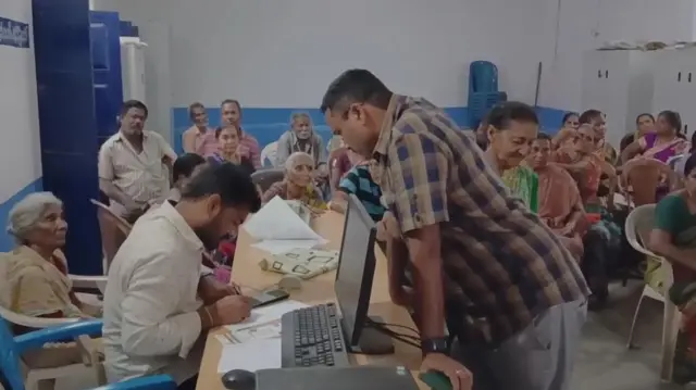 కురుపాం సచివాలయం వద్ద వృద్ధులకు వికలాంగులకు పెన్షన్ల పంపిణీ కార్యక్రమం