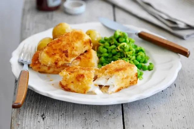 Ce repas classique et rapide, composé de bâtonnets de poisson et de petits pois, est un excellent moyen d'intégrer le poisson dans l'alimentation de votre enfant.