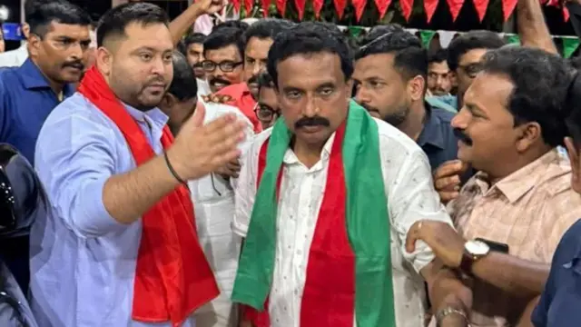 पीके प्रवीन के साथ आरजेडी नेता तेजस्वी यादव