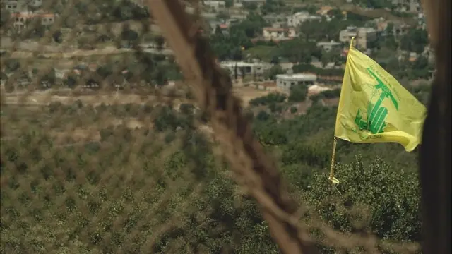 Bandeira do grupo militante libanês Hezbollah hasteada na fronteira