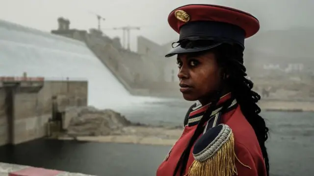 Un membre de la fanfare républicaine éthiopienne pose pour une photo avant la cérémonie d'inauguration de la production d'énergie au barrage de la Grande Renaissance éthiopienne à Guba, en Éthiopie, le 20 février 2022.
