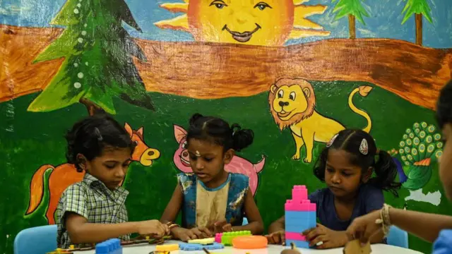 குழந்தைகள் ஜூன், ஜூலை மாதங்களில் பிறந்தால் ஓராண்டு பள்ளி படிப்பு வீணாகிறது என பெற்றோர் கவலை.