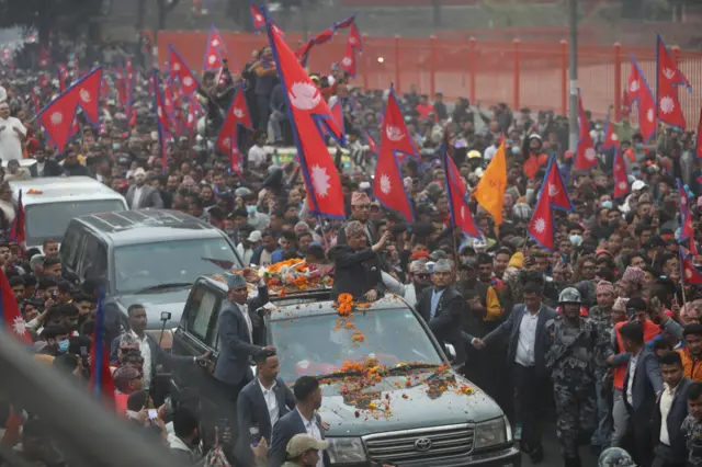 पूर्वराजा ज्ञानेन्द्र शाह पोखराबाट काठमाण्डू फर्कँदै