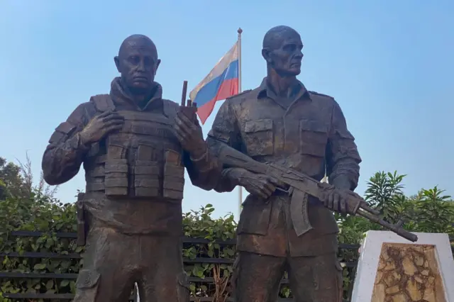 Photo qui montre la statue en bronze inaugurée à l'effigie de feu le chef du groupe mercenaire privé Wagner, Evgeniy Prigozhin (à gauche), et de son bras droit, Dmitru Utkin (à droite), érigée devant la « Maison Russe » à Bangui.