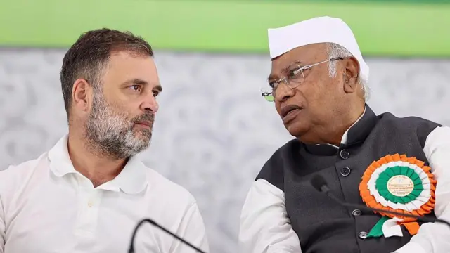 कांग्रेस अध्यक्ष मल्लिकार्जुन खड़गे के साथ राहुल गांधी 