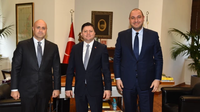İSFALT Genel Müdürü Burak Korzay, Kadıköy Belediye Başkanı Mesut Kösedağı ve İSFALT Genel Müdür Yardımcısı Mustafa Yüksel poz veriyor.