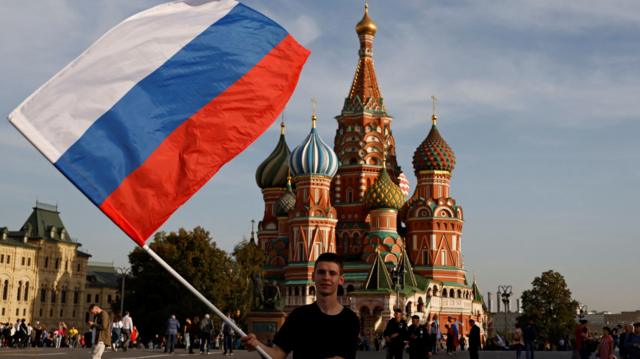 Jovem agita bandeira russa na frente da praça Vermelha,betfair fluminenseMoscou