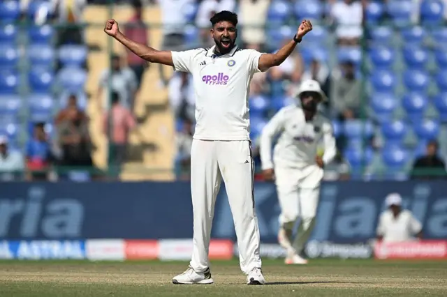 ஷாய் ஹோப்பை போல்டாக்கினார் சிராஜ்.