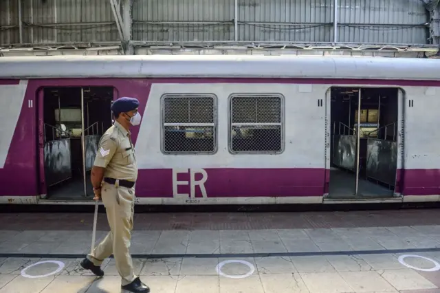 ওই হেড কনস্টেবল যাত্রীদের পাহাড়া দেওয়ার নাম করে খবর যোগাতেন 'চোর' শিষ্যের কাছে - প্রতীকি চিত্র