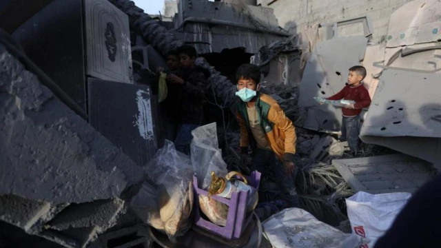 Дети на руинах здания