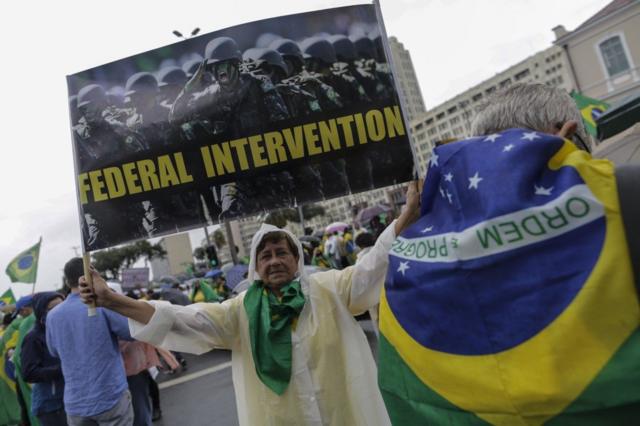 Bolsonarista pedindo 'intervenção militar' em cartaz